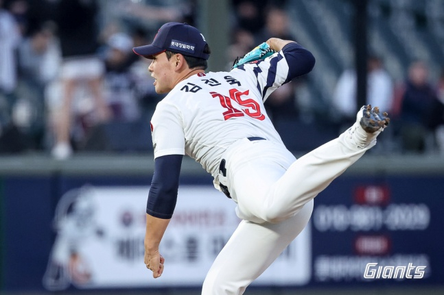 롯데 김진욱이 8일 부산 사직야구장에서 열린 2026 신한 SOL KBO리그 정규시즌 KT와 홈경기에서 역투하고 있다. /사진=롯데 자이언츠 제공