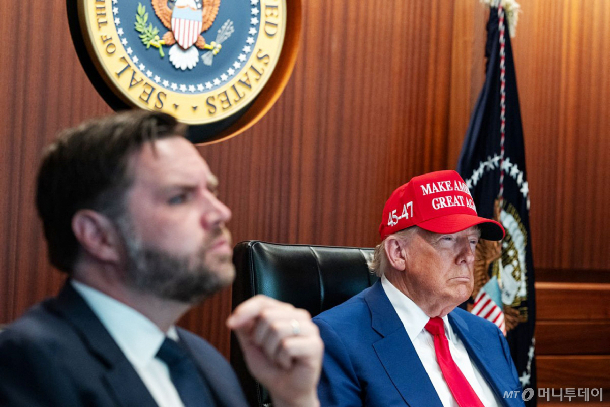 (워싱턴DC AFP=뉴스1) 류정민 특파원 = 백악관이 엑스(X)를 통해 공개한 21일(현지시간) 워싱턴DC 백악관 상황실(일명 워룸). 도널드 트럼프 미국 대통령(오른쪽)과 JD 밴스 부통령(왼쪽)이 공습 관련 상황을 지켜보고 있다. 트럼프 대통령은 미군이 이란의 포르도 지하 우라늄 농축 시설을 포함한 3개 핵 시설에 대한 "매우 성공적인 공격을 수행했다"라고 밝혔다. 2025.06.22   ⓒ AFP=뉴스1  Copyright © 뉴스1. All rights reserved. 무단 전재 및 재배포,  AI학습 이용 금지. /사진=(워싱턴DC AFP=뉴스1) 류정민 특파원