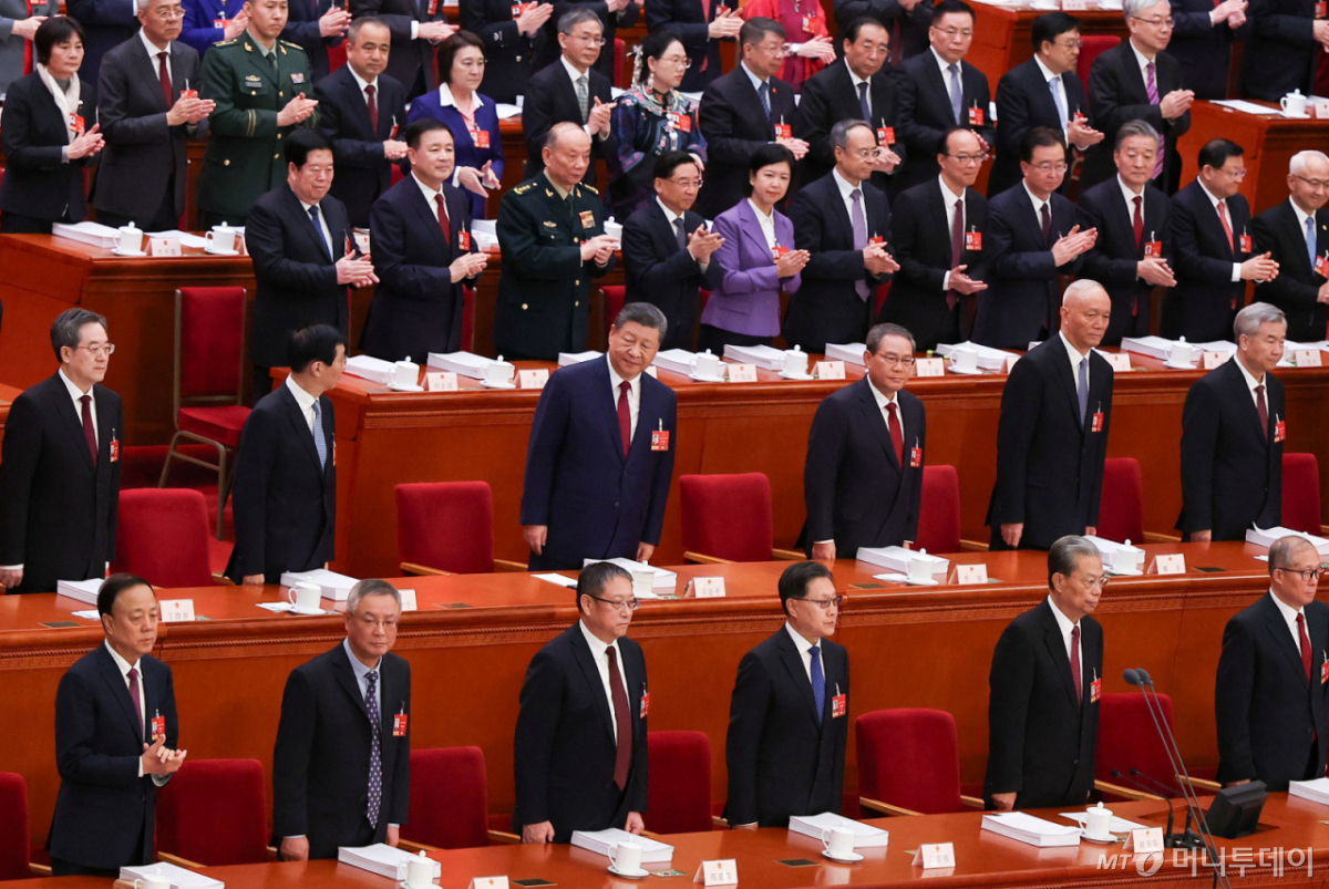 (로이터=뉴스1) 정은지 특파원 = 시진핑 중국 국가주석을 비롯한 중국 지도부가 5일 베이징 인민대회당에서 열린 전국인민대표대회 개막식에 참석했다.   ⓒ 로이터=뉴스1  Copyright © 뉴스1. All rights reserved. 무단 전재 및 재배포,  AI학습 이용 금지. /사진=(로이터=뉴스1) 정은지 특파원