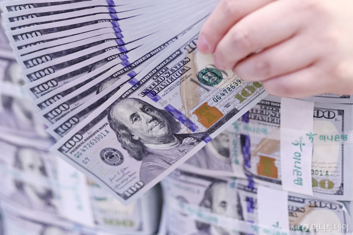 (서울=뉴스1) 민경석 기자 = 도널드 트럼프 미국 대통령의 관세 정책 여파로 미국 주식과 국채, 달러가 동시에 투매되는 '셀 아메리카(Sell America)' 현상이 일어나며 기축통화인 달러에 대한 신뢰도가 떨어지고 있다.  25일 서울 중구 하나은행 위변조대응센터에서 직원이 100달러 지폐를 살펴보고 있다. 2025.4.25/뉴스1  Copyright © 뉴스1. All rights reserved. 무단 전재 및 재배포,  AI학습 이용 금지. /사진=(서울=뉴스1) 민경석 기자