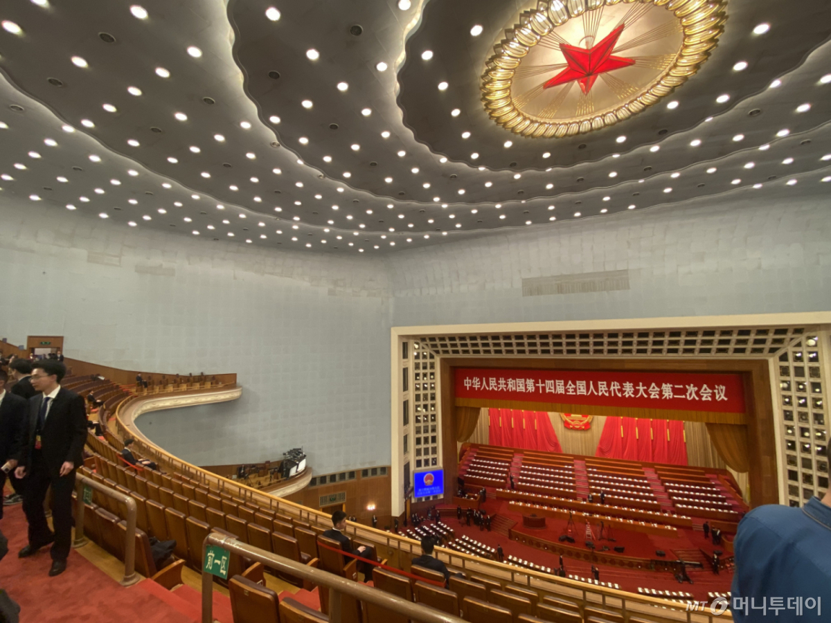 2024년 양회가 개막된 가운데 베이징 인민대회당 내 대회의장 전경.