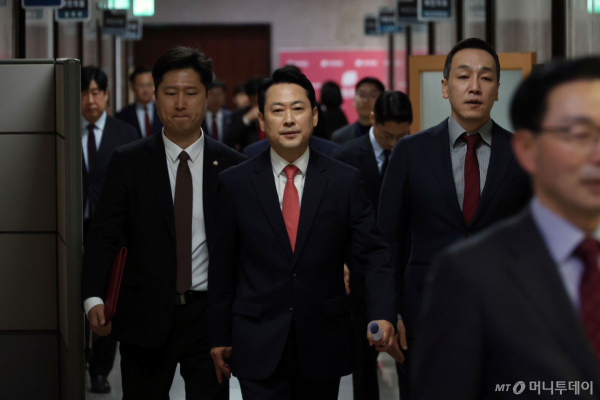 [서울=뉴시스] 고승민 기자 = 장동혁 국민의힘 대표가 9일 서울 여의도 국회에서 열린 최고위원회의에 참석하고 있다. 2026.04.09. kkssmm99@newsis.com /사진=고승민