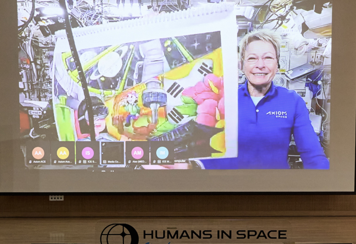 지난해 7월 국제우주정거장(ISS)에서 우주비행사 페기 윗슨 박사가 2024년 HIS Youth 초등부 수상작을 생중계로 소개하고 있다. 이 작품은 액시엄 스페이스의 민간 유인 우주비행 미션 'Ax-4'을 통해 ISS로 보내졌다./사진=보령