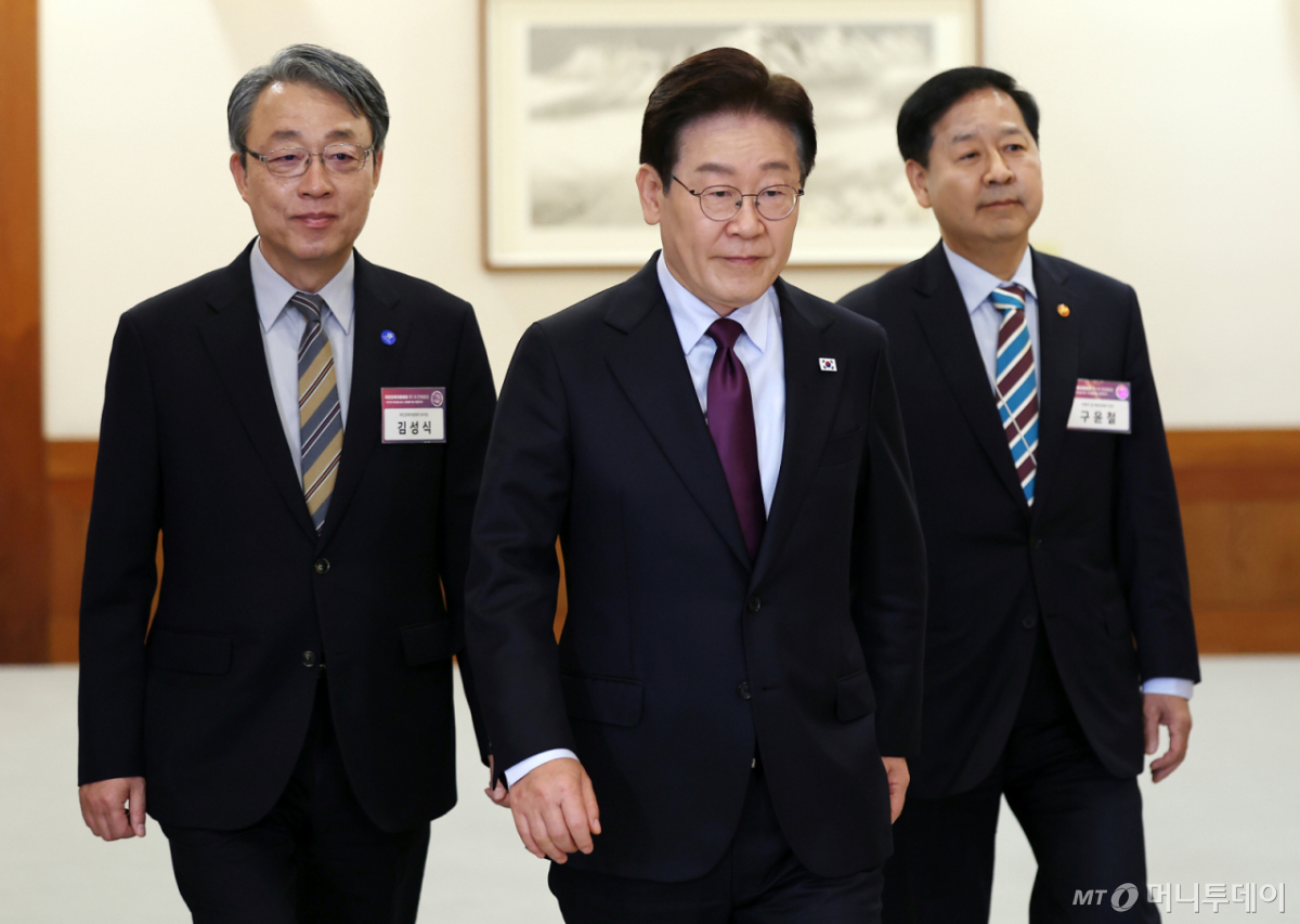 [서울=뉴시스] 최동준 기자 = 이재명 대통령이 9일 청와대에서 열린 국민경제자문회의 제1차 전체회의에 입장하고 있다. 2026.04.09. photocdj@newsis.com /사진=