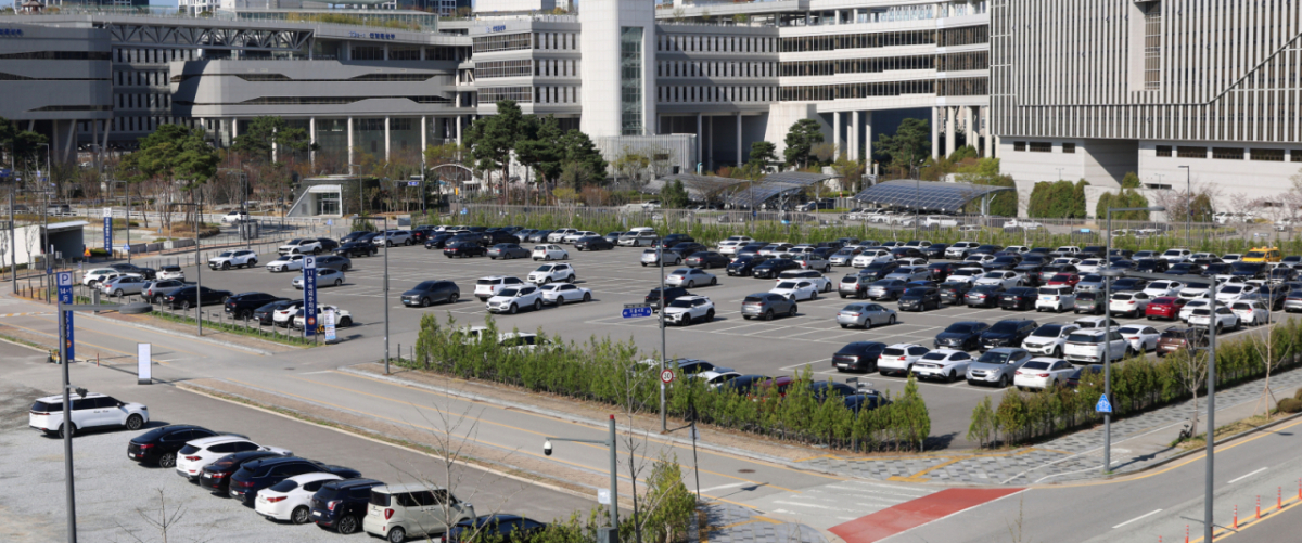  공공기관 차량 2부제(홀짝제)가 시작된 지난 8일 세종시 정부세종청사 인근 임시옥외 주차장이 여유로운 모습을 보이고 있다./사진=뉴시스