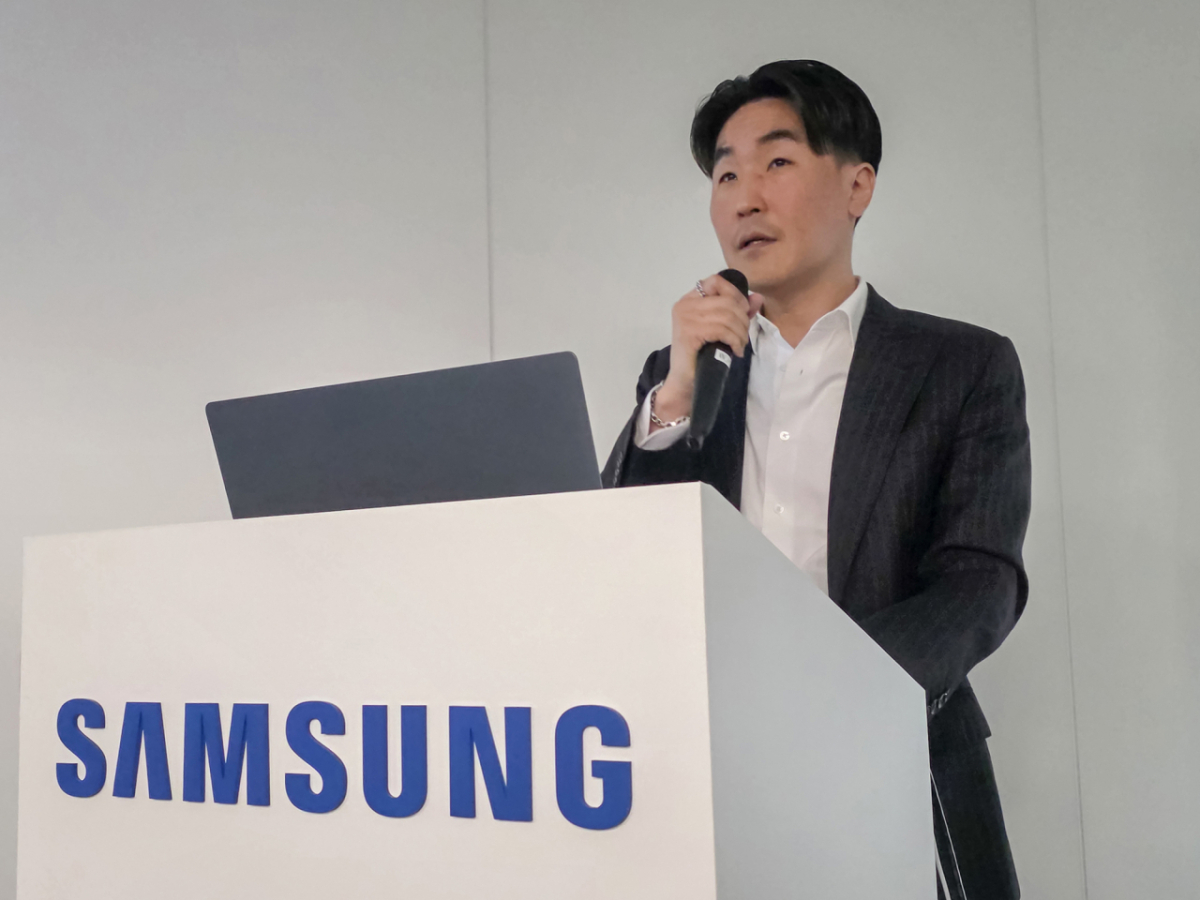 이일환 삼성전자 MX사업부 디자인팀장(부사장)이 갤럭시의 새로운 디자인 방향으로 '모던한 조형에 감성을 담은 디자인'을 소개하고 있다./사진제공=삼성전자