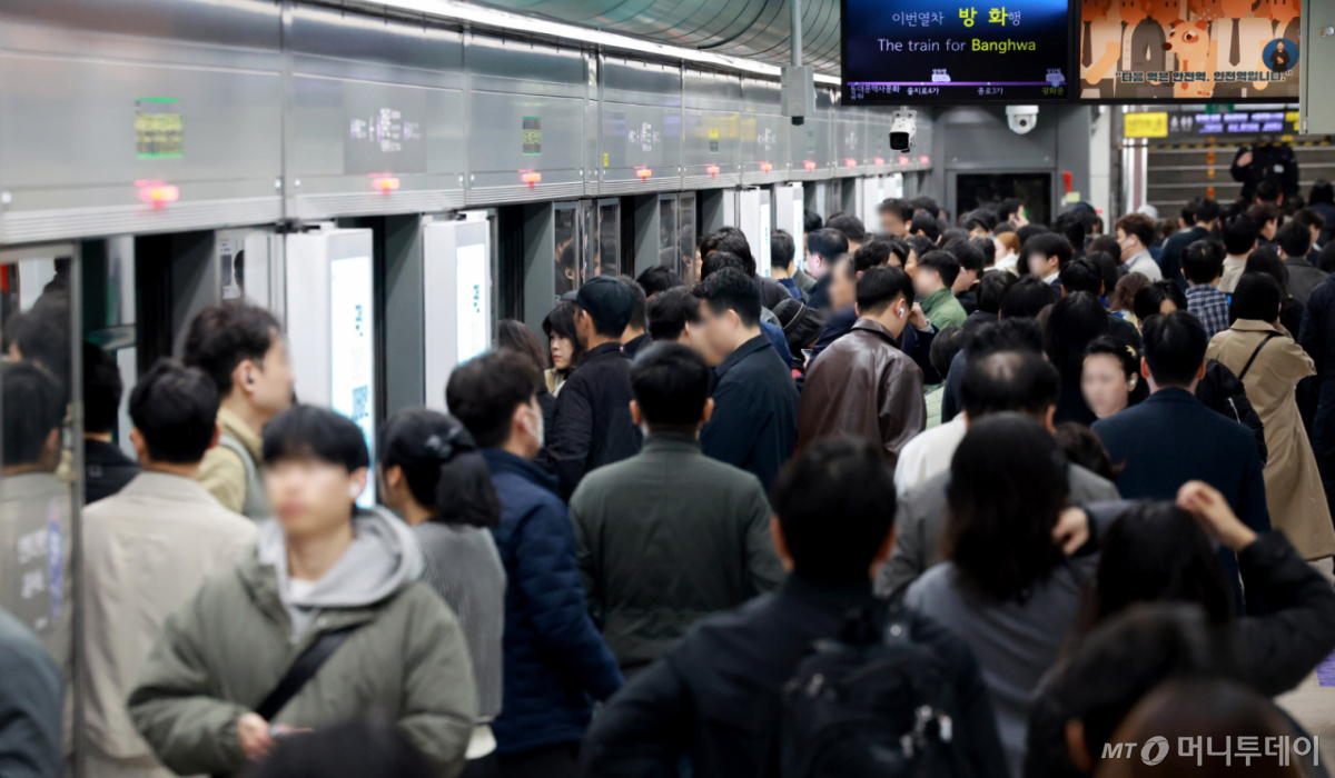 (서울=뉴스1) 이호윤 기자 = 기름값 부담과 차량 5부제의 영향으로 서울 대중교통 이용 시민들이 급격하게 늘어난 7일 서울 종로구 광화문역이 출근길 시민들로 붐비고 있다. 이날 기준 한국석유공사 유가 정보 서비스 오피넷에 따르면 서울 주유소 평균 휘발유 가격이 리터당 1995.20원, 경유 1973.61원을 넘으며 2000원대를 눈앞에 두고있다. 2026.4.7/뉴스1 Copyright © 뉴스1. All rights reserved. 무단 전재 및 재배포, AI학습 이용 금지. /사진=(서울=뉴스1) 이호윤 기자