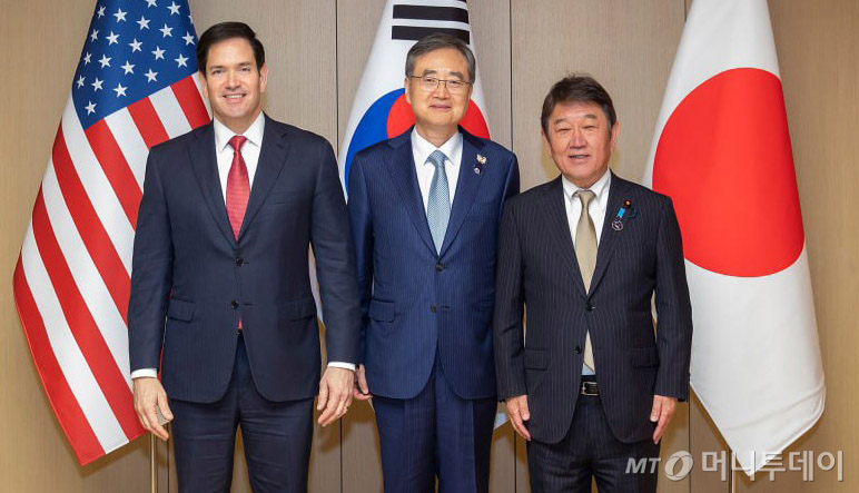 [경주=뉴시스] 추상철 기자 = 조현 장관과 마르코 루비오(왼쪽) 미국 국무장관,  모테기 도시미쓰(오른쪽) 신임 일본 외무대신이 29일 경북 경주에서 열린 APEC 외교통상합동각료회의 계기 한미일 외교장관회의에서 기념촬영을 하고 있다. (사진= 외교부 제공) 2025.10.29. photo@newsis.com *재판매 및 DB 금지 