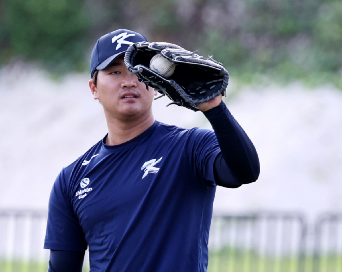 야구대표팀  투수 고우석이 14일 사이판 올레아이 스포츠 컴플렉스에서 열리는  5일차 훈련에서  워밍업피칭을 하고 있다. 2026.01.14  야구대표팀  투수 고우석이 14일 사이판 올레아이 스포츠 컴플렉스에서 열리는  5일차 훈련에서  워밍업피칭을 하고 있다. 2026.01.14 /사진=강영조 선임기자