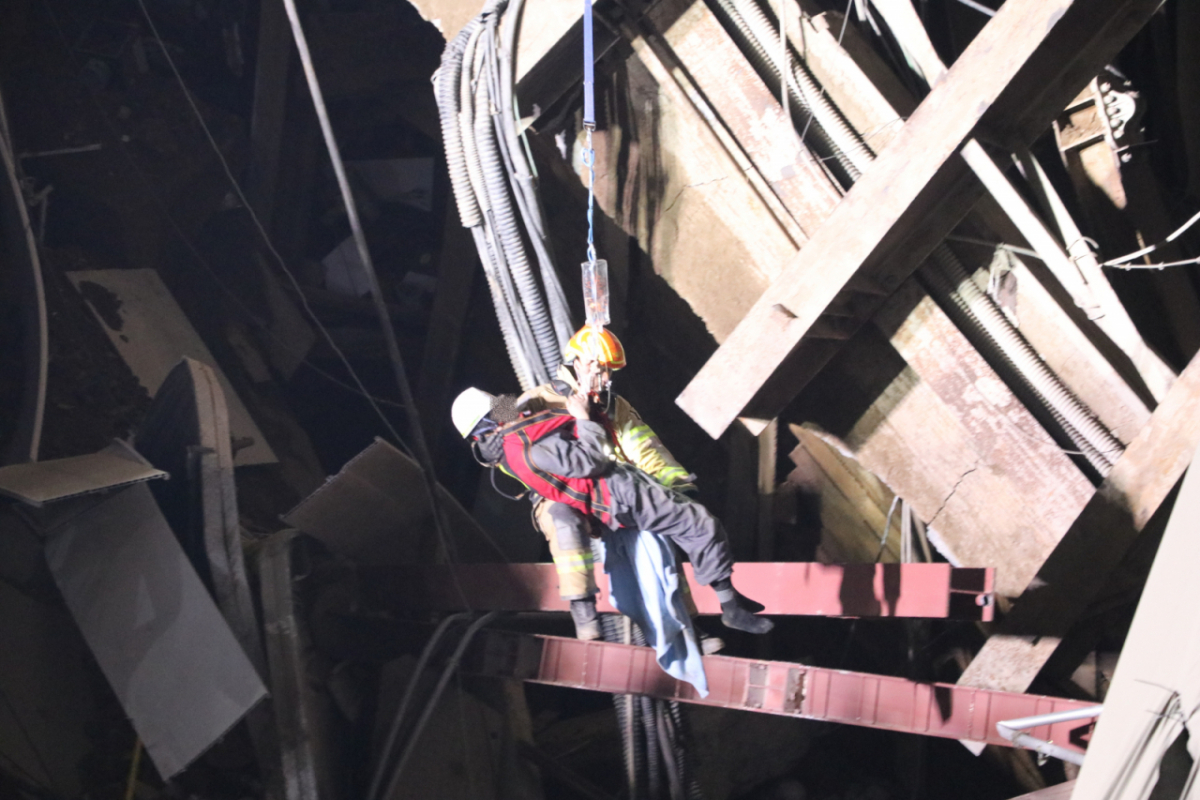 2025년 4월 12일 오전 4시27분, 경기 광명시 일직동 신안산선 복선전철 5-2공구 붕괴 현장에 고립됐던 굴착기 기사 A씨를 소방관이 구조하고 있다./사진제공=경기도소방재난본부