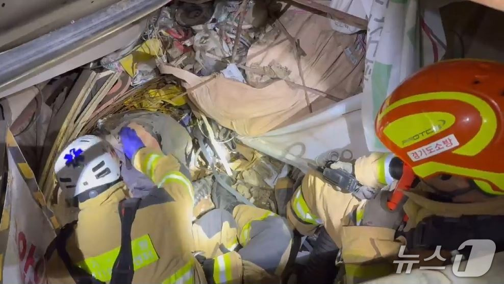 2025년 4월 12일 오전 경기 광명시 일직동 신안산선 공사 현장 붕괴 사고로 고립된 굴착기 기사 A씨를 구조하기 위해 구조대원들이 작업 중인 모습./사진제공=경기도소방재난본부