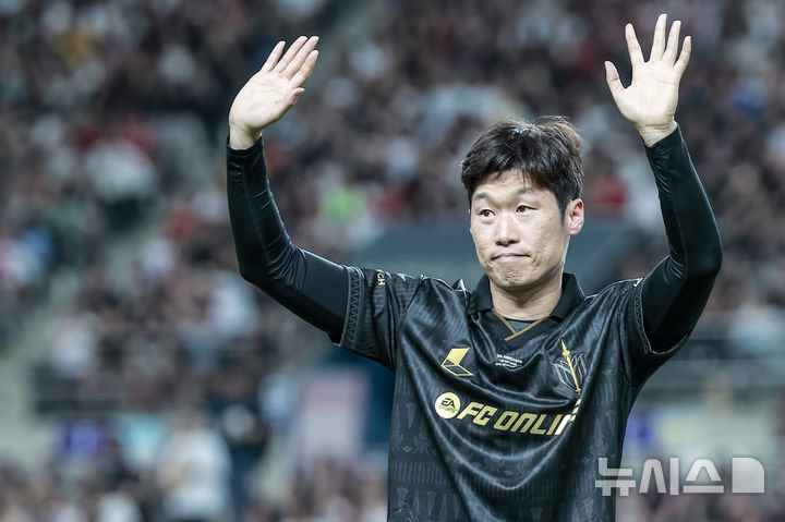 박지성이 2025년 9월 13일 서울 마포구 서울월드컵경기장에서 열린 2025 넥슨 아이콘매치 이벤트매치에 입장하고 있다./사진=뉴시스