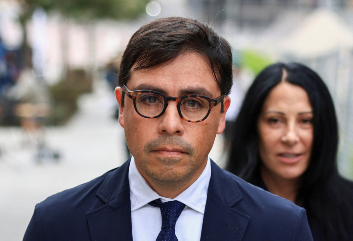 지난해 7월23일(현지시간) 배우 매튜 페리에게 케타민을 불법 공급한 혐의로 기소된 살바도르 플라센시아 박사가 미 LA 연방지방법원에서 열린 공판에서 유죄를 인정한 뒤 법원을 떠나고 있다. 2025.07.23. /사진=로이터=뉴스1