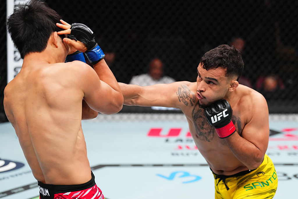 다니엘 산토스(오른쪽)가 이정영에게 오른손 잽을 날리고 있다. /사진=UFC 제공