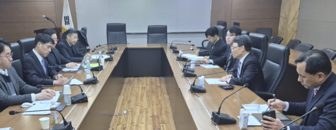 박은식 산림청장(오른쪽 두번째)이 9일 산림비전센터에서 중동전쟁 관련 목재산업계 현안을 긴급 점검하기 위한 간담회를 주재하고 있다./사진제공=산림청