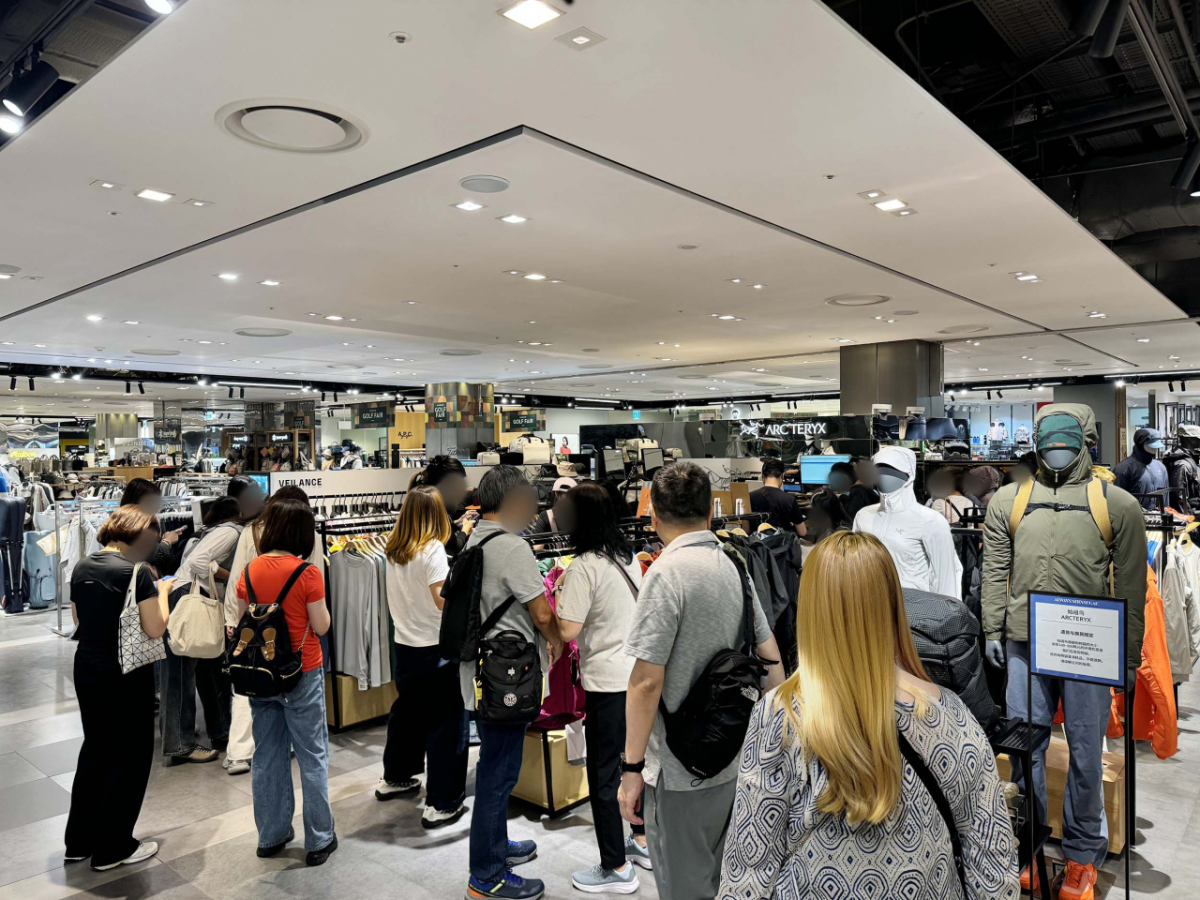 신세계 본점 아웃도어 매장에서 외국인 고객이 쇼핑하는 모습. /사진제공=신세계백화점