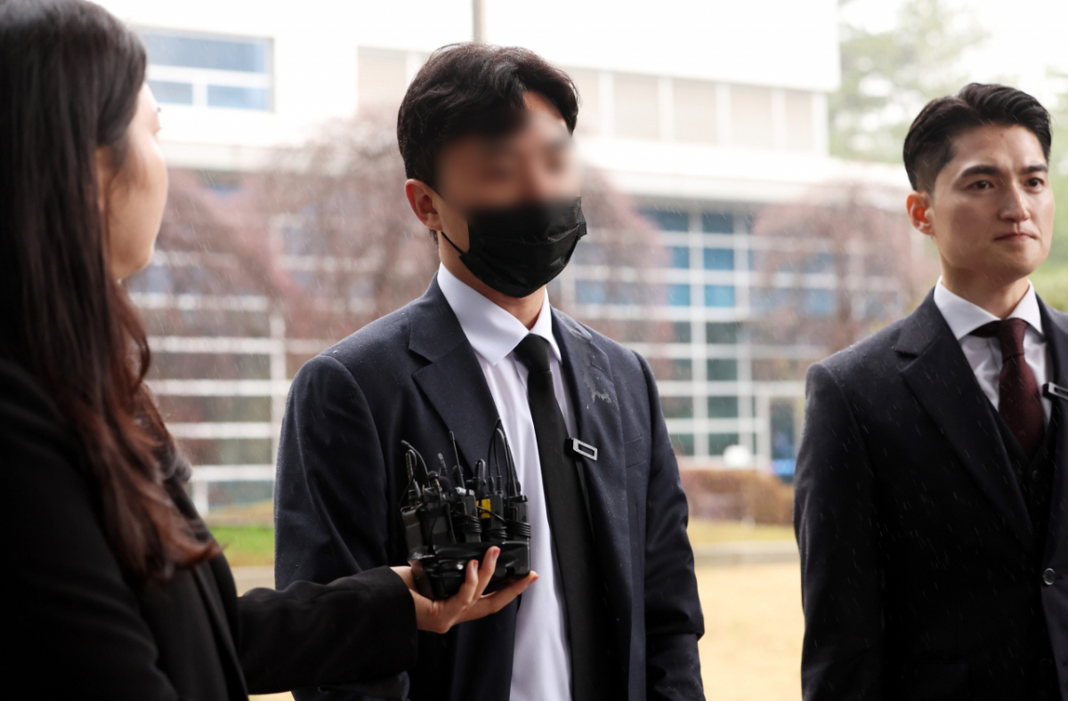 강북 모텔 연쇄살인사건 피해자 유족이 9일 오후 서울 도봉구 서울북부지방법원에서 진행되는 강북 모텔 연쇄살인사건 김소영 1차 공판기일에 출석 전 입장을 전하고 있다./사진=뉴시스.