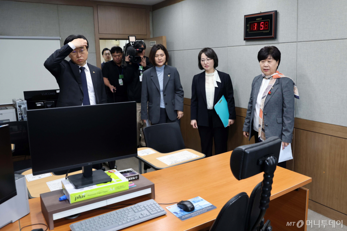 서영교 위원장을 비롯한 국회 윤석열 정권 정치검찰 조작기소 의혹 진상규명을 위한 국정조사 특별위원회 위원들이 9일 서울 서초구 서울중앙지검에 대한 현장 조사에서 영상녹화 조사실을 살펴보고 있다. /사진=뉴스1