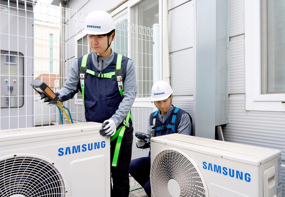  삼성전자서비스 엔지니어가 에어컨 사전점검 서비스를 제공하는 모습 /사진제공=삼성전자