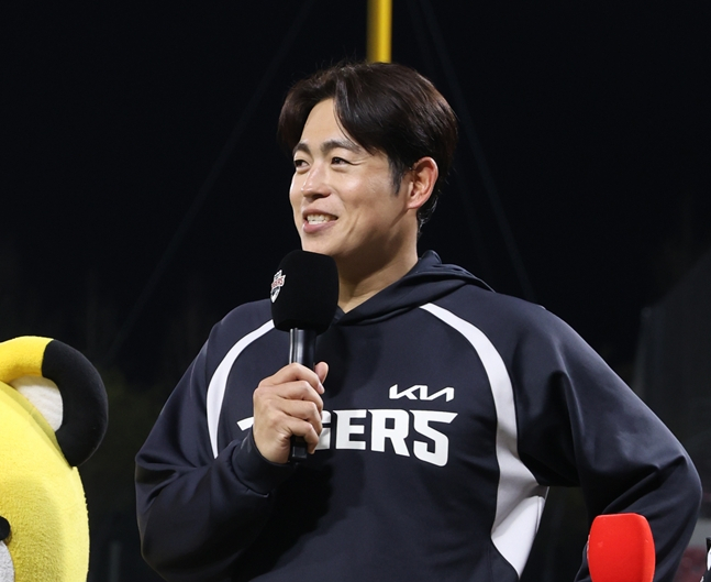 8일 경기를 마친 뒤 수훈선수 인터뷰에 임하고 있는 이태양. /사진=KIA 타이거즈