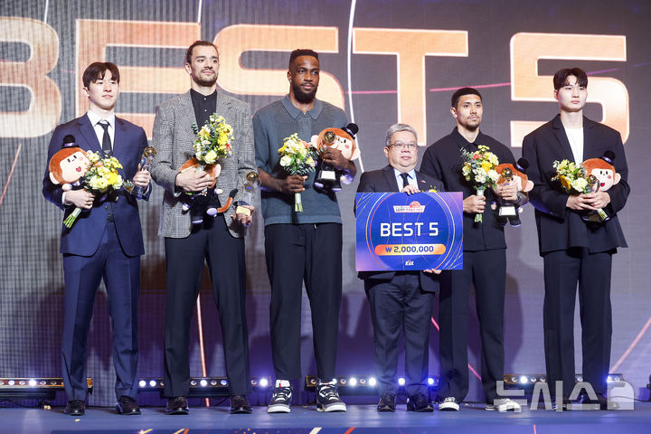 2025~2026 프로농구 정규시즌 베스트 5. 이정현(왼쪽부터), 아셈 마레이, 자밀 워니, 이선 알바노, 안영준. /사진=뉴시스