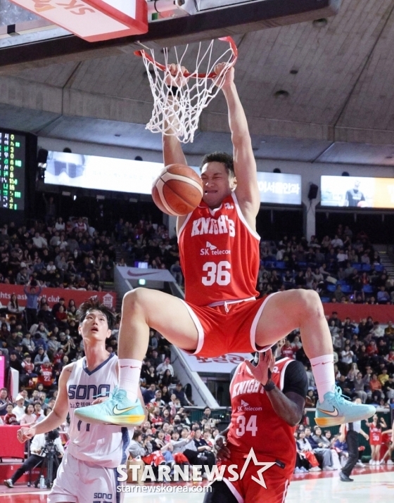에디 다니엘(36번)이 고양 소노전 덩크를 꽂아 넣으며 얼굴을 찡그리고 있다. /사진=김진경 대기자