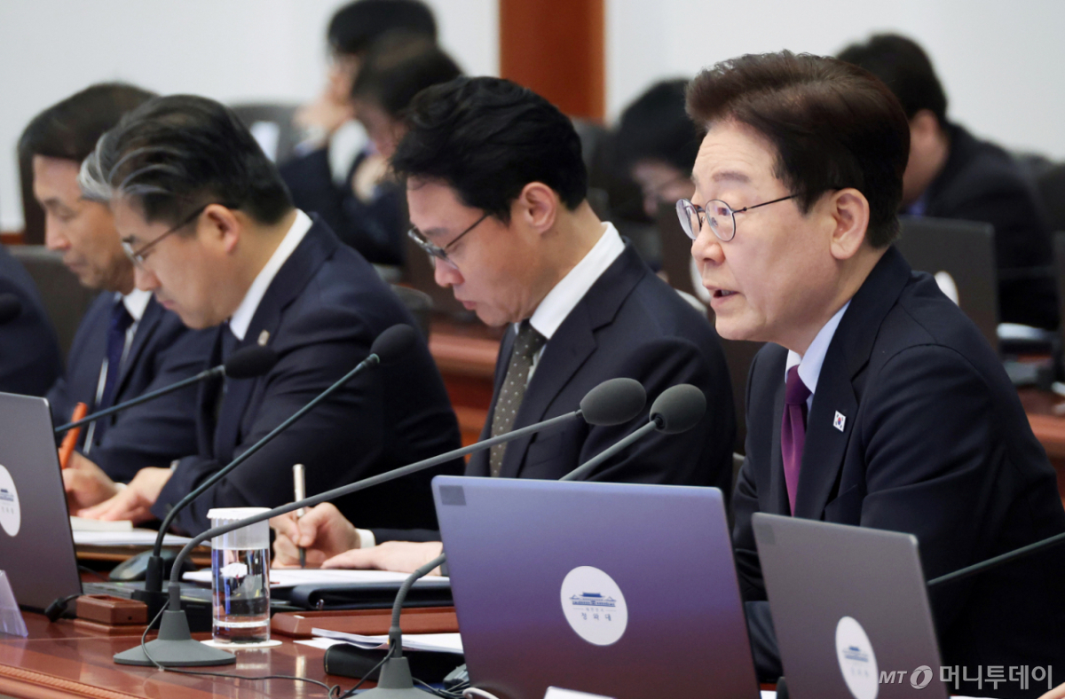 [서울=뉴시스] 고범준 기자 = 이재명 대통령이 9일 청와대에서 열린 수석보좌관회의에서 발언하고 있다. (청와대통신사진기자단) 2026.04.09. bjko@newsis.com /사진=