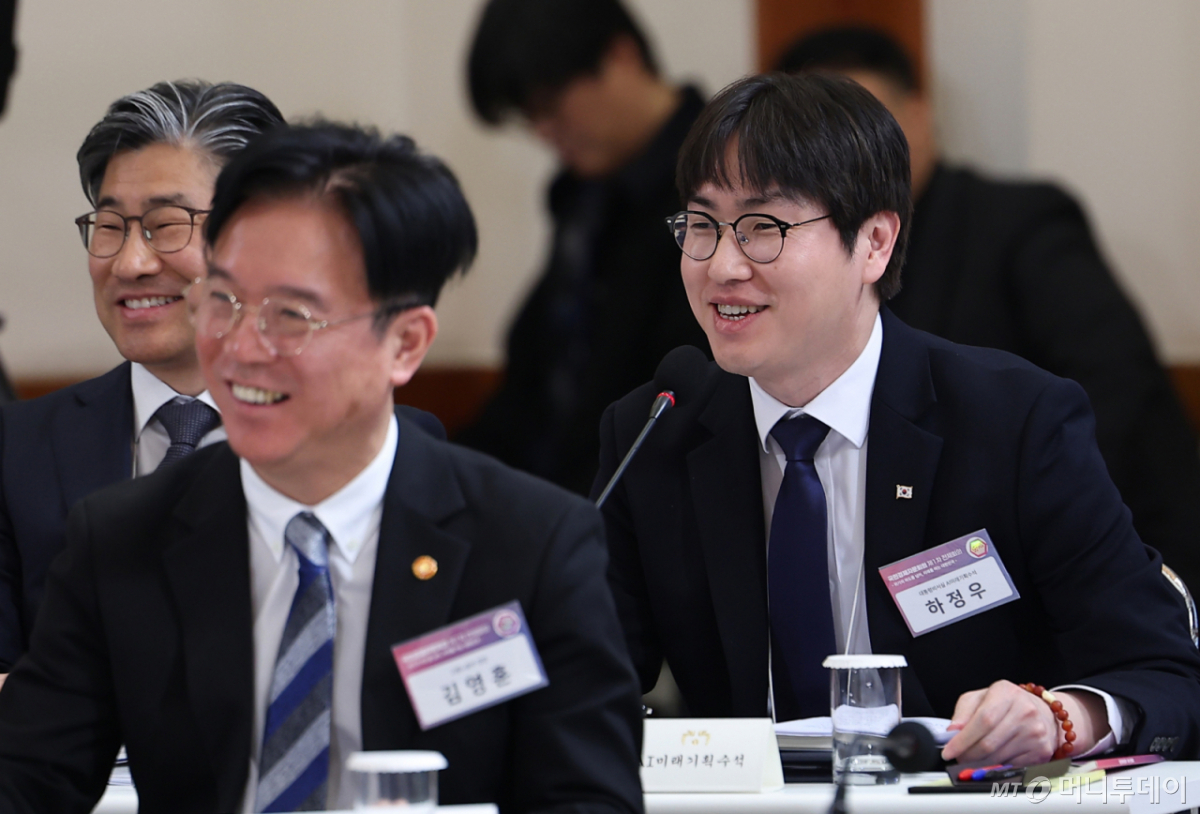 [서울=뉴시스] 최동준 기자 = 하정우 AI미래기획수석이 9일 청와대에서 열린 국민경제자문회의 제1차 전체회의에서 발언하고 있다. 2026.04.09. photocdj@newsis.com /사진=