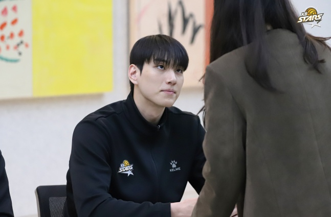 KB손해보험 임성진이 4일 수원 KB손해보험 인재니움에서 열린 2025~2026시즌 팬미팅에서 팬들과 대화하고 있다. /사진=KB손해보험 스타즈 제공