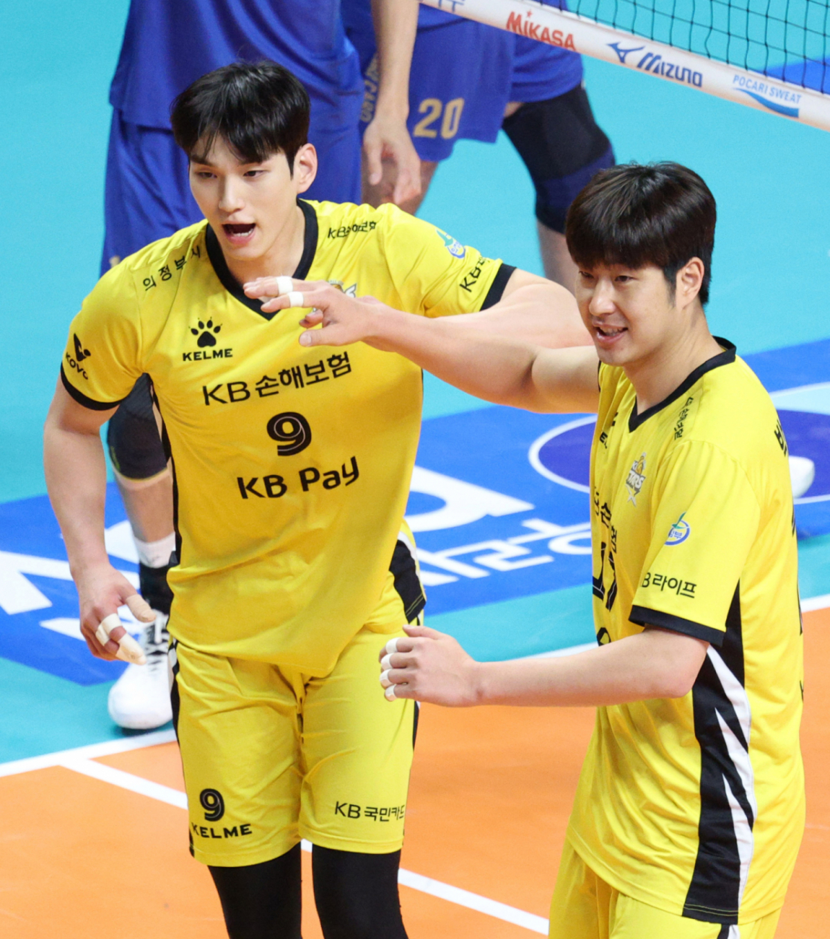 2025-2026 V-리그 남자부 우리카드 대 KB손해보험 경기가 지난 1월 11일 서울 장충체육관에서 열렸다.  KB 임성진(왼쪽)이 결정적인 득점 후 박상하와 기뻐하고 있다. /사진=김진경 대기자