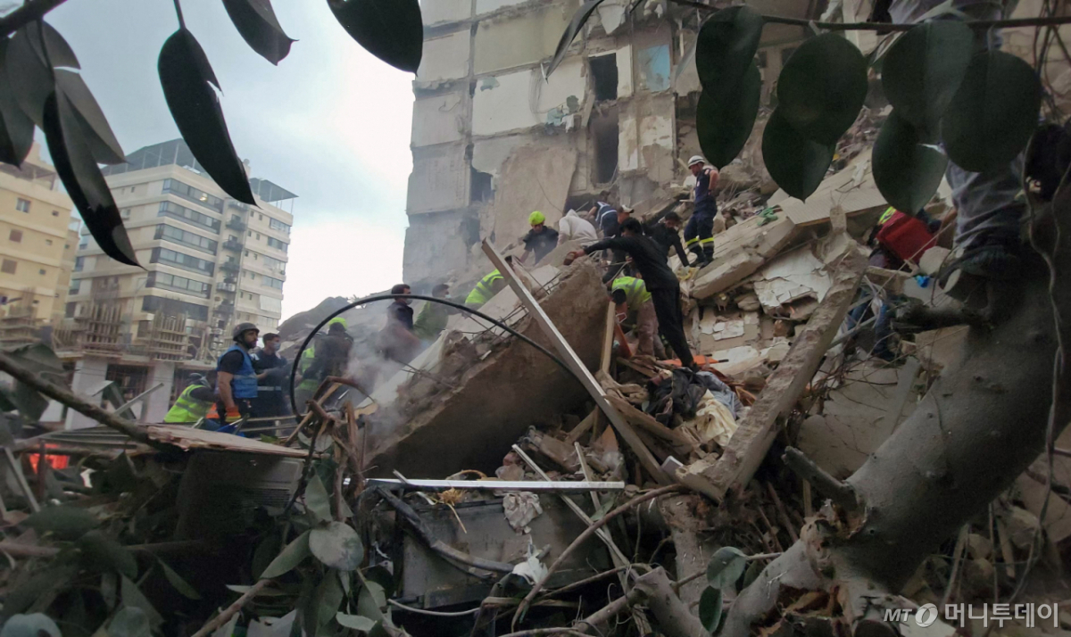 (베이루트 AFP=뉴스1) 윤다정 기자 = 8일(현지시간) 레바논 베이루트 탈레트 알-카이야트 지구의 이스라엘의 공습 현장에 구조대원과 주민들이 모여 있다.2026.04.08. ⓒ AFP=뉴스1 Copyright © 뉴스1. All rights reserved. 무단 전재 및 재배포, AI학습 이용 금지. /사진=(베이루트 AFP=뉴스1) 윤다정 기자