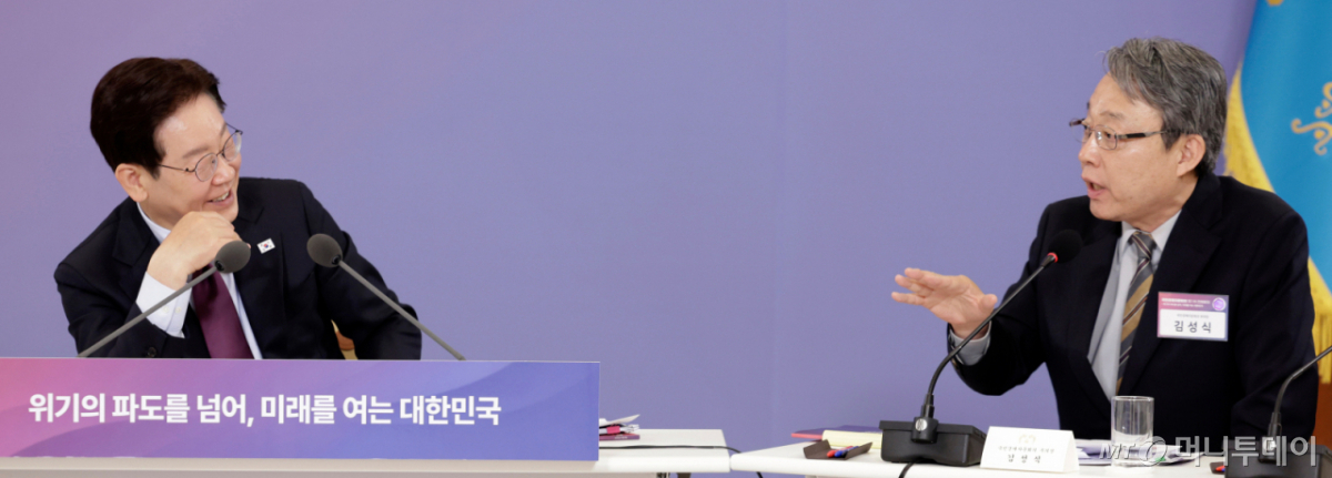 (서울=뉴스1) 허경 기자 = 이재명 대통령이 9일 청와대에서 열린 국민경제자문회의 제1차 전체회의에서 김성식 국민경제자문회의 부의장의 발언을 듣고 있다. (청와대통신사진기자단) 2026.4.9/뉴스1 Copyright © 뉴스1. All rights reserved. 무단 전재 및 재배포, AI학습 이용 금지. /사진=(서울=뉴스1) 허경 기자