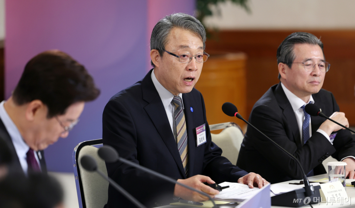 [서울=뉴시스] 최동준 기자 = 김성식 국민경제자문회의 부의장이 9일 청와대에서 열린 국민경제자문회의 제1차 전체회의에서 발언하고 있다. 2026.04.09. photocdj@newsis.com /사진=