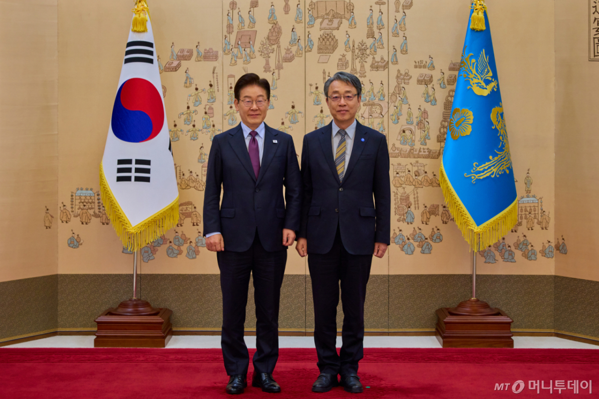 [서울=뉴시스] 이재명 대통령이 9일 청와대 본관 접견실에서 김성식 국민경제자문회의 부의장에게 위촉장을 수여한 뒤 기념촬영을 하고 있다. (사진=청와대 제공) 2026.04.09. photo@newsis.com *재판매 및 DB 금지 /사진=