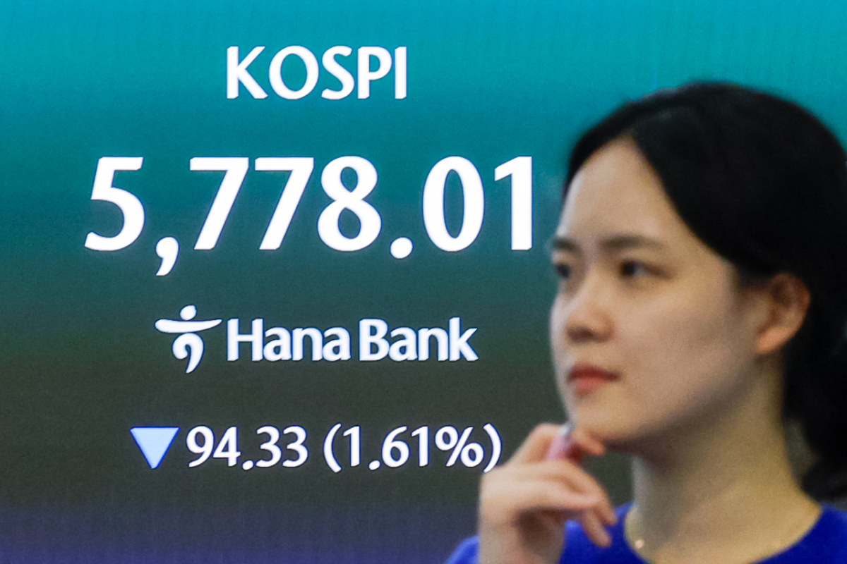 (서울=뉴스1) 안은나 기자 = 외국인 매도세에 코스피가 하락 마감한 9일 오후 서울 중구 하나은행 본점 딜링룸 전광판에 종가가 나오고 있다.   코스피는 전일 종가와 비교해 94.33포인트(1.61%) 하락한 5778.01, 코스닥은 13.85p(1.27%) 하락한 1076.00로 마감했다. 달러·원 환율은 전일 오후 3시 30분 주간종가 대비 11.9원 오른 1482.5원을 기록했다. 2026.4.9/뉴스1  Copyright © 뉴스1. All rights reserved. 무단 전재 및 재배포,  AI학습 이용 금지. /사진=(서울=뉴스1) 안은나 기자