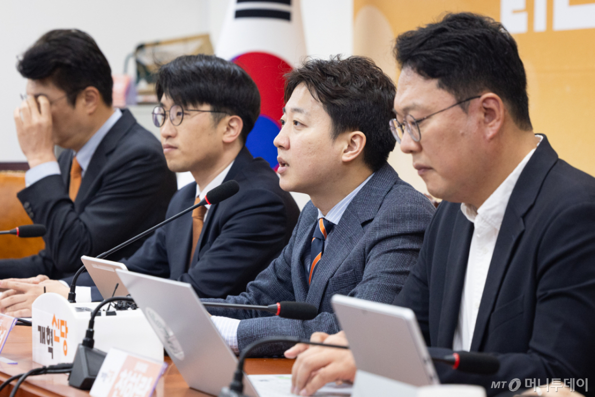 (서울=뉴스1) 유승관 기자 = 이준석 개혁신당 대표가 2일 서울 여의도 국회에서 열린 최고위원회의에서 모두 발언을 하고 있다. 2026.4.2/뉴스1 Copyright © 뉴스1. All rights reserved. 무단 전재 및 재배포, AI학습 이용 금지. /사진=(서울=뉴스1) 유승관 기자