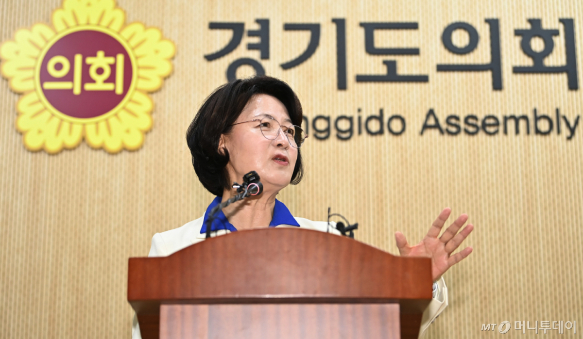 [수원=뉴시스] 김종택기자 = 추미애 더불어민주당 경기도지사 후보가 8일 경기 수원시 경기도의회 브리핑룸에서 기자회견을 마친 뒤 취재진의 질문에 답변하고 있다. 2026.04.08. jtk@newsis.com /사진=김종택