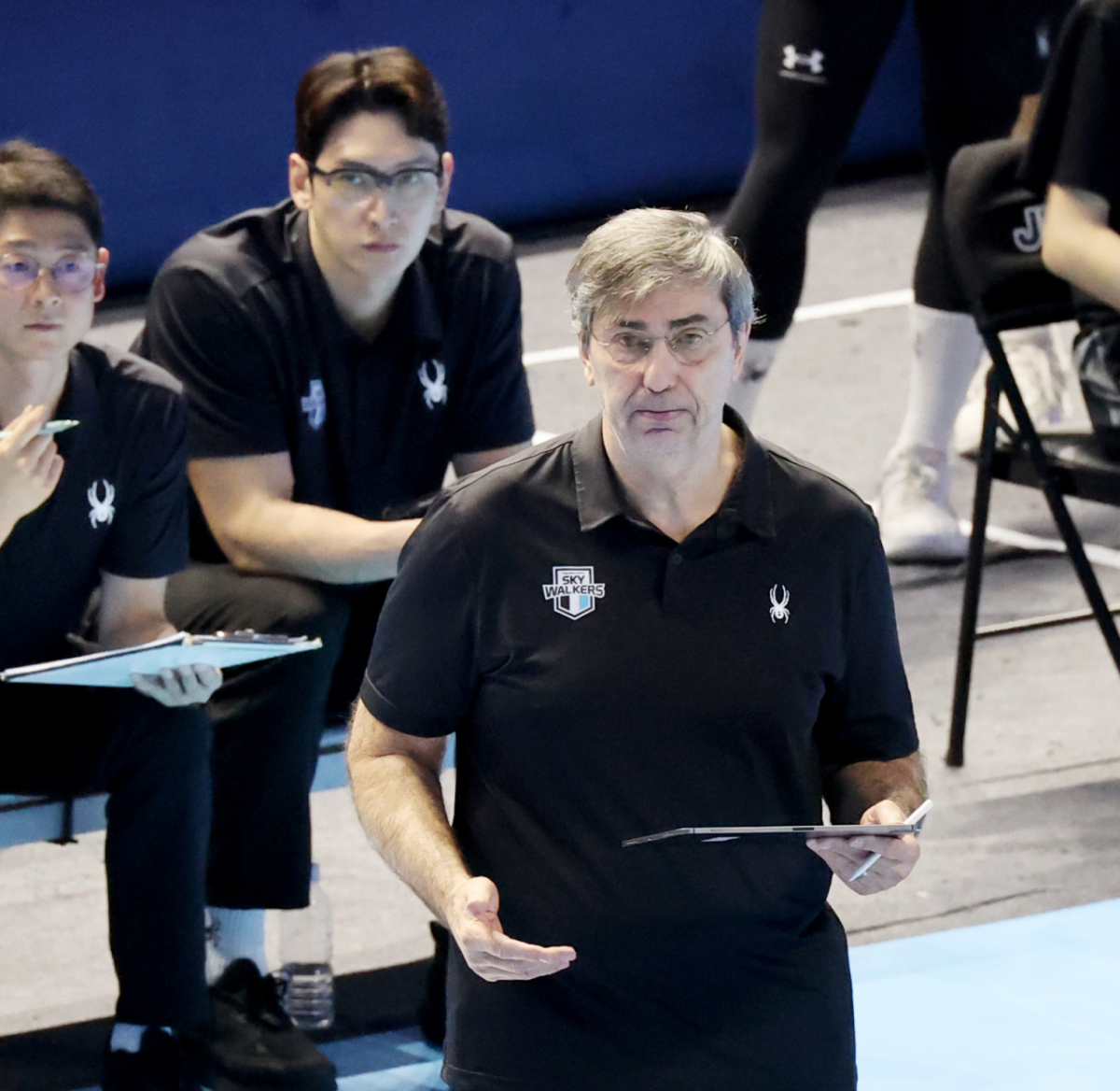 현대 필립 블랑 감독이 3일 계양체육관에서 열린 진에어 2025-2026 V리그 챔피언결정전 대한항공과 현대캐피탈 경기에서 선수들을 독려하고 있다. /사진=강영조 선임기자