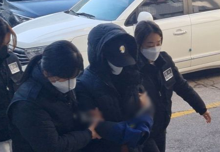 경기 의정부시의 한 모텔에서 자신이 낳은 아이를 숨지게 한 혐의를 받는 20대 친모가 지난해 12월 18일 오전 구속 전 피의자심문(영장실질심사)를 받기 위해 법원에 출석하고 있다/사진=뉴시스