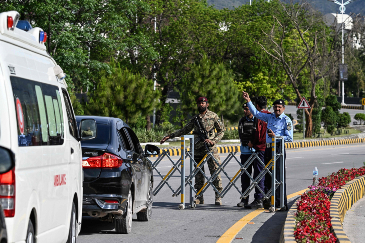 9일(현지시간) 미국과 이란의 고위급 회담이 열릴 예정인 파키스탄 이슬라마바드 도심 '레드존'의 한 도로에서 경찰이 차량에게 돌아가라고 지시하고 있다. /AFPBBNews=뉴스1 
