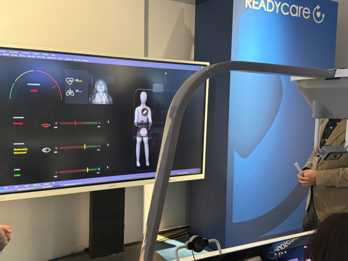 디스플레이 등에 내장된 카메라를 통해 운전자의 생체 신호와 감정 상태 등을 감지하는 '하만 레디 케어' 솔루션을 체험 중인 기자의 모습. 심박수와 눈 깜빡임, 스트레스 정도 등이 실시간으로 기록된다./사진=최지은 기자