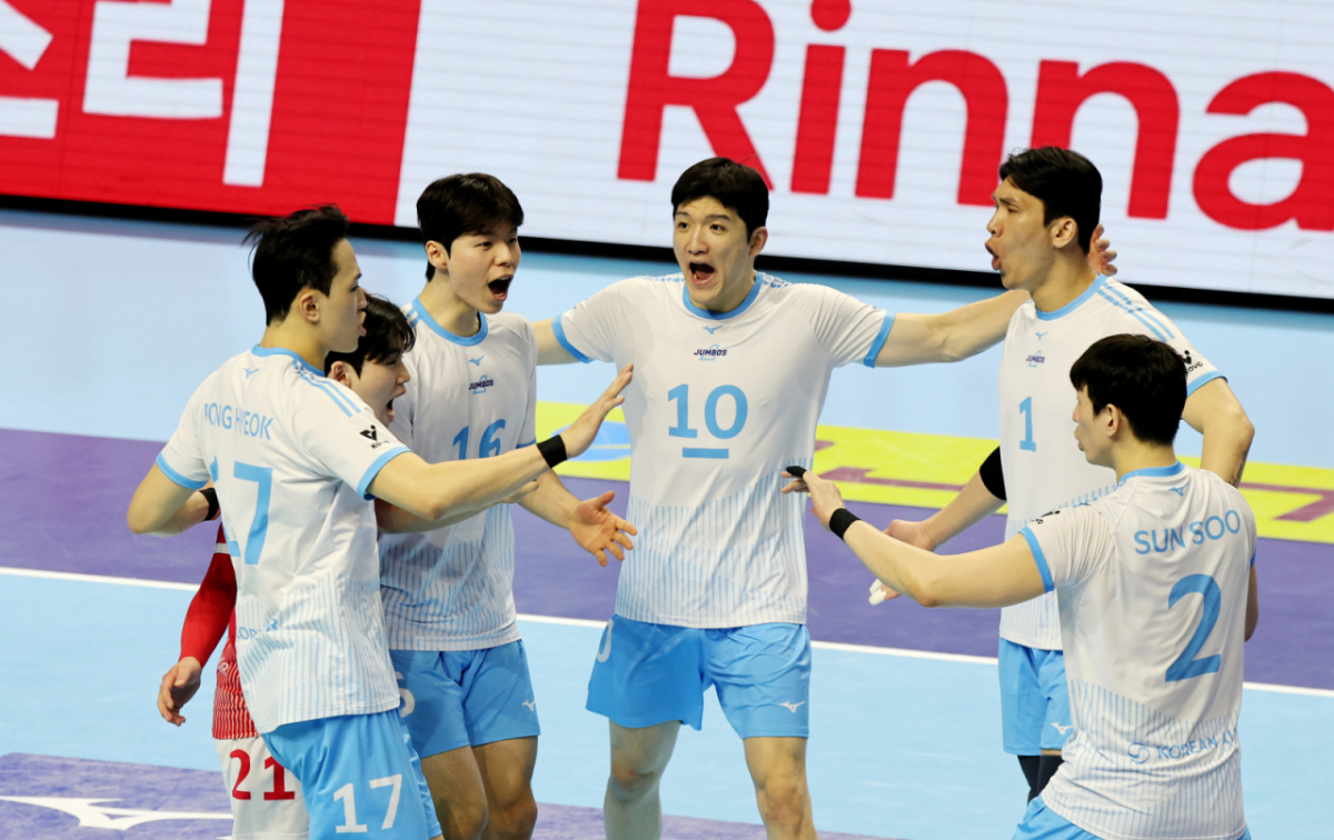 대한항공 정지석과 선수들이 3일 계양체육관에서 열린 진에어 2025-2026 V리그 챔피언결정전 대한항공과 현대캐피탈 경기에서 득점한 후 자축하고 있다. /사진=강영조 선임기자