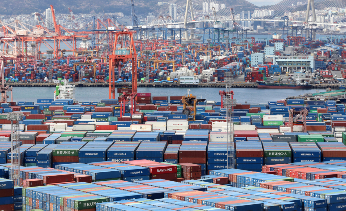 부산항 신선대부두와 감만부두 야적장에 컨테이너가 가득 쌓여 있다. /사진제공=뉴스1