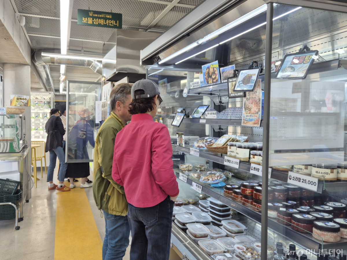 지난 7일 경남 남해군 창선면 남해 로컬푸드 직매장에서 주민들이 장을 보고 있다. /사진=이수현 기자