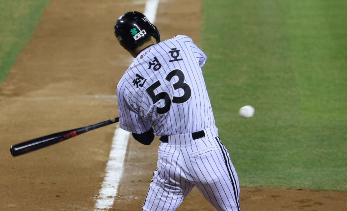 2026 신한 SOL KBO리그 LG 트윈스 대 KIA 타이거즈 경기가 2일 서울 잠실야구장에서 열렸다. LG 천성호가 호쾌한 타격을 하고 있다. /사진=김진경 대기자