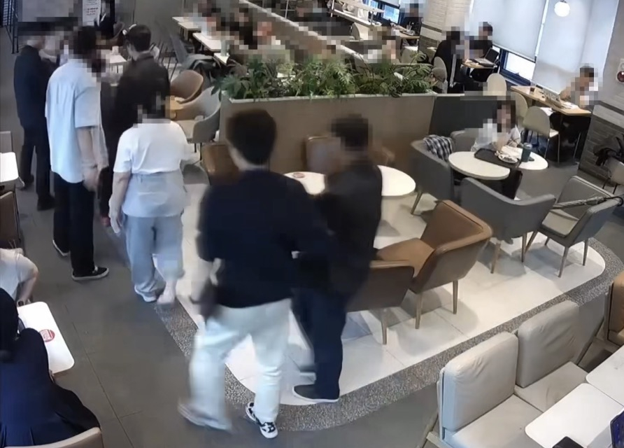 경찰이 전세사기 일당을 검거하는 모습./사진제공=서울경찰청.