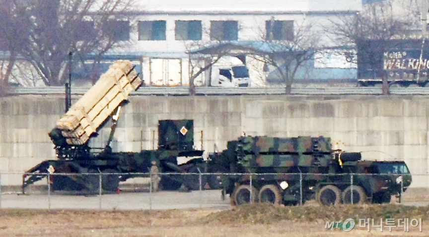 (평택=뉴스1) 김영운 기자 = 경북 성주에 있는 사드(THAAD·고고도 미사일 방어체계) 발사대 6기가 중동지역으로 반출된 것으로 알려진 가운데 11일 경기 평택시 주한미군 오산공군기지에 방공 무기체계인 패트리엇 미사일이 배치되어 있다.   최근 미국은 주한미군의 지대공 방공 무기 패트리엇(PAC-3)에 이어 고고도미사일방어체계 '사드'(THAAD) 장비 일부까지 중동으로 차출하는 움직임이 포착됐다. 2026.3.11/뉴스1  Copyright © 뉴스1. All rights reserved. 무단 전재 및 재배포,  AI학습 이용 금지. /사진=(평택=뉴스1) 김영운 기자
