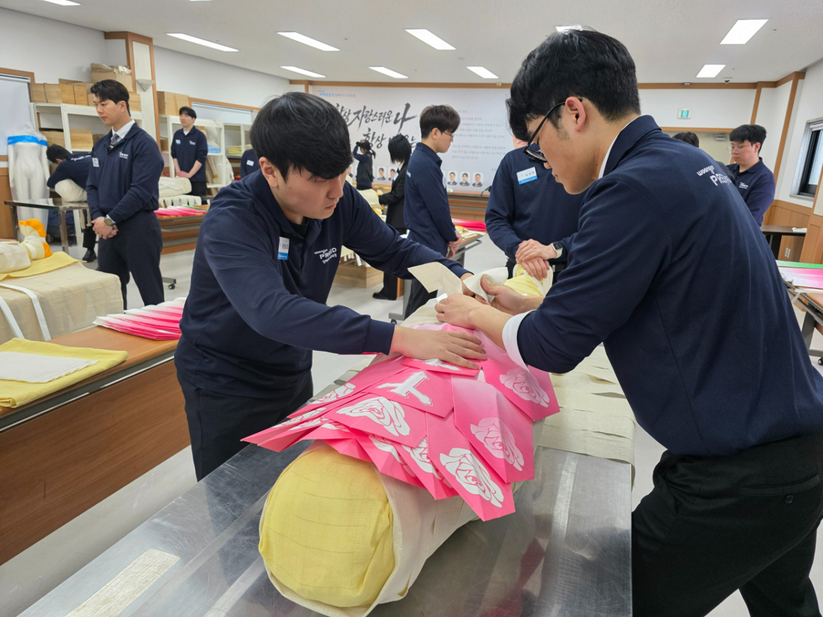 지난 9일 오전 경기 파주시 웅진프리드라이프 장례지도사교육원. '염습' 실습에 참여하고 있는 1기 수강생들. /사진=이병권 기자