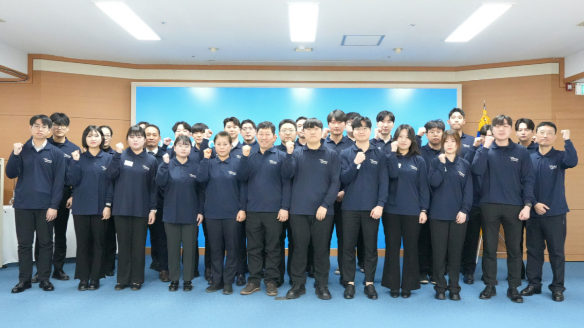 지난 2월 웅진프리드라이프 장례지도사교육원 개원 기념행사에서 1기 수강생들이 파이팅을 외치고 있는 모습 /사진제공=웅진프리드라이프