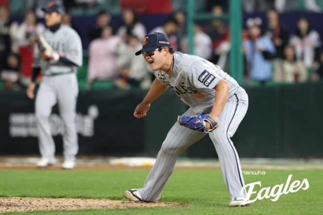 한화 김서현이 지난 8일 SSG전에서 9회말 위기 상황을 막아내고 세이브를 따낸 뒤 포효하고 있다. /사진=한화 이글스 제공